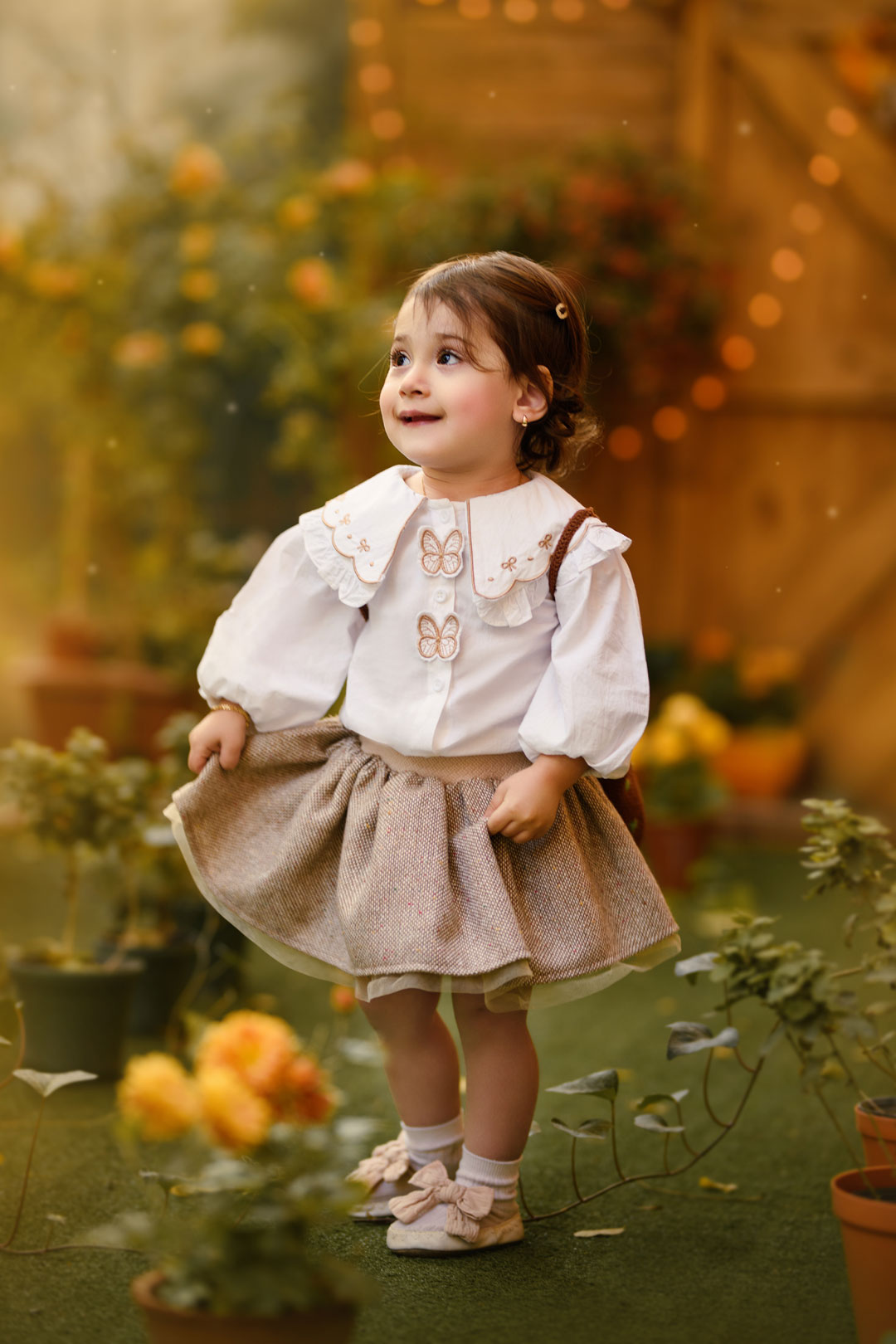 عکس کودک در فضای باز مشهد با رنگ‌های گرم و بوکه طبیعی - آتلیه نویسا