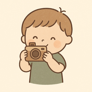 آیکون کارتونی کودک با دوربین؛ نماد آتلیه عکاسی کودک نویسا مشهد