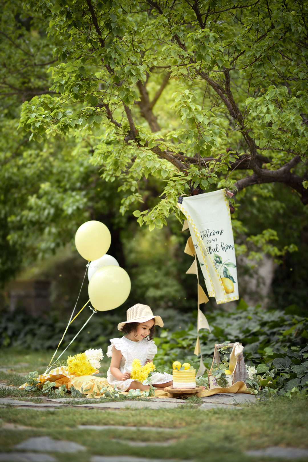 عکاسی فضای باز کودک مشهد در لوکیشن اختصاصی آتلیه کودک نویسا