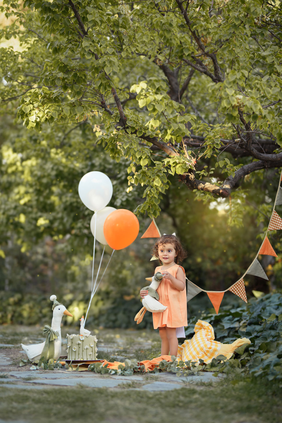 عکاسی فضای باز کودک مشهد - لوکیشن سبز و ایمن نویسا