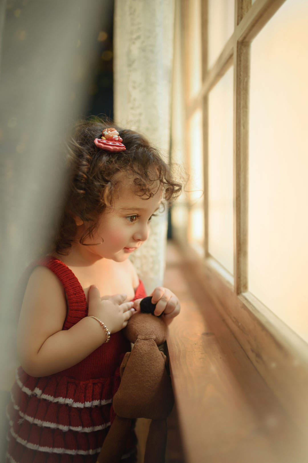 پرتره کودک مشهد با ترکیب‌بندی مینیمال و پس‌زمینه ساده - نویسا