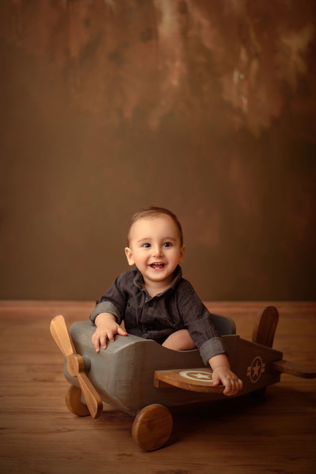 پرتره کودک مشهد با پس‌زمینه مینیمال - آتلیه کودک نویسا