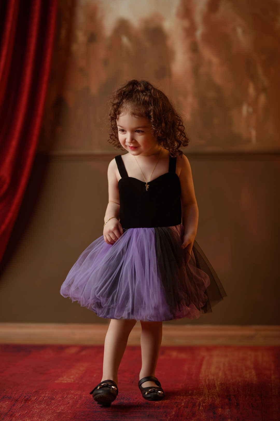 پرتره خانوادگی مشهد با فضای سفید و مینیمال در آتلیه نویسا