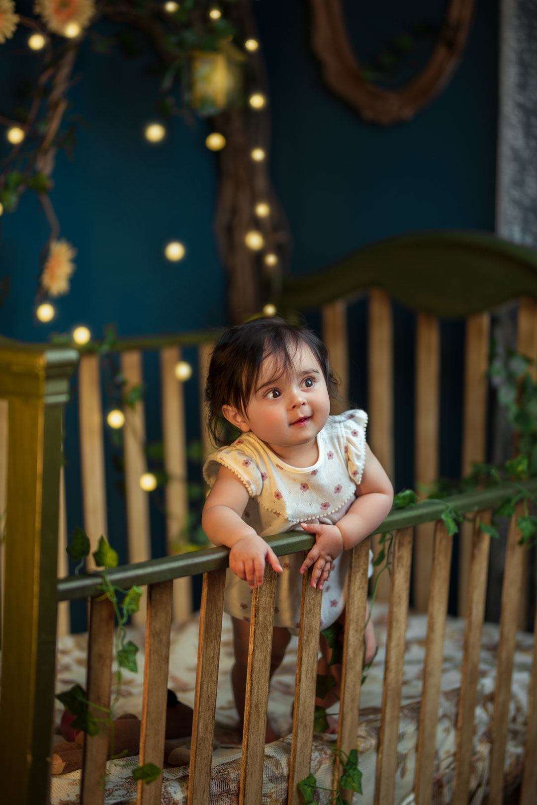 آتلیه کودک نویسا مشهد - فضای داخلی با رنگ‌های گرم برای عکاسی کودک