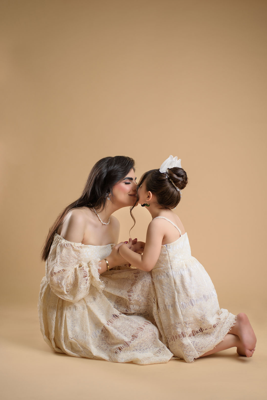 پرتره کودک مینیمال مشهد با نور سفید نرم - آتلیه کودک نویسا