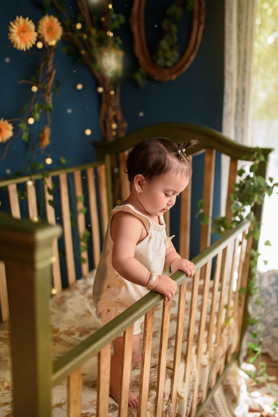 عکاسی کودک در فضای داخلی مینیمال نویسا - آتلیه کودک مشهد