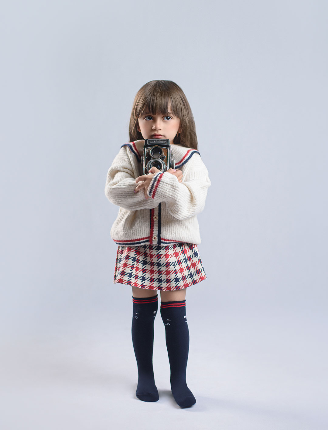 پرتره خانوادگی مینیمال در مشهد - عکاسی خانواده در آتلیه کودک نویسا مشهد