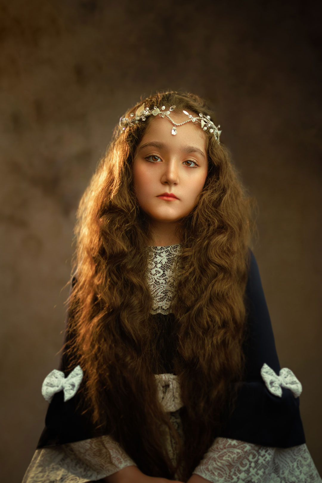 پرتره کودک و والدین در فضای مینیمال آتلیه نویسا مشهد