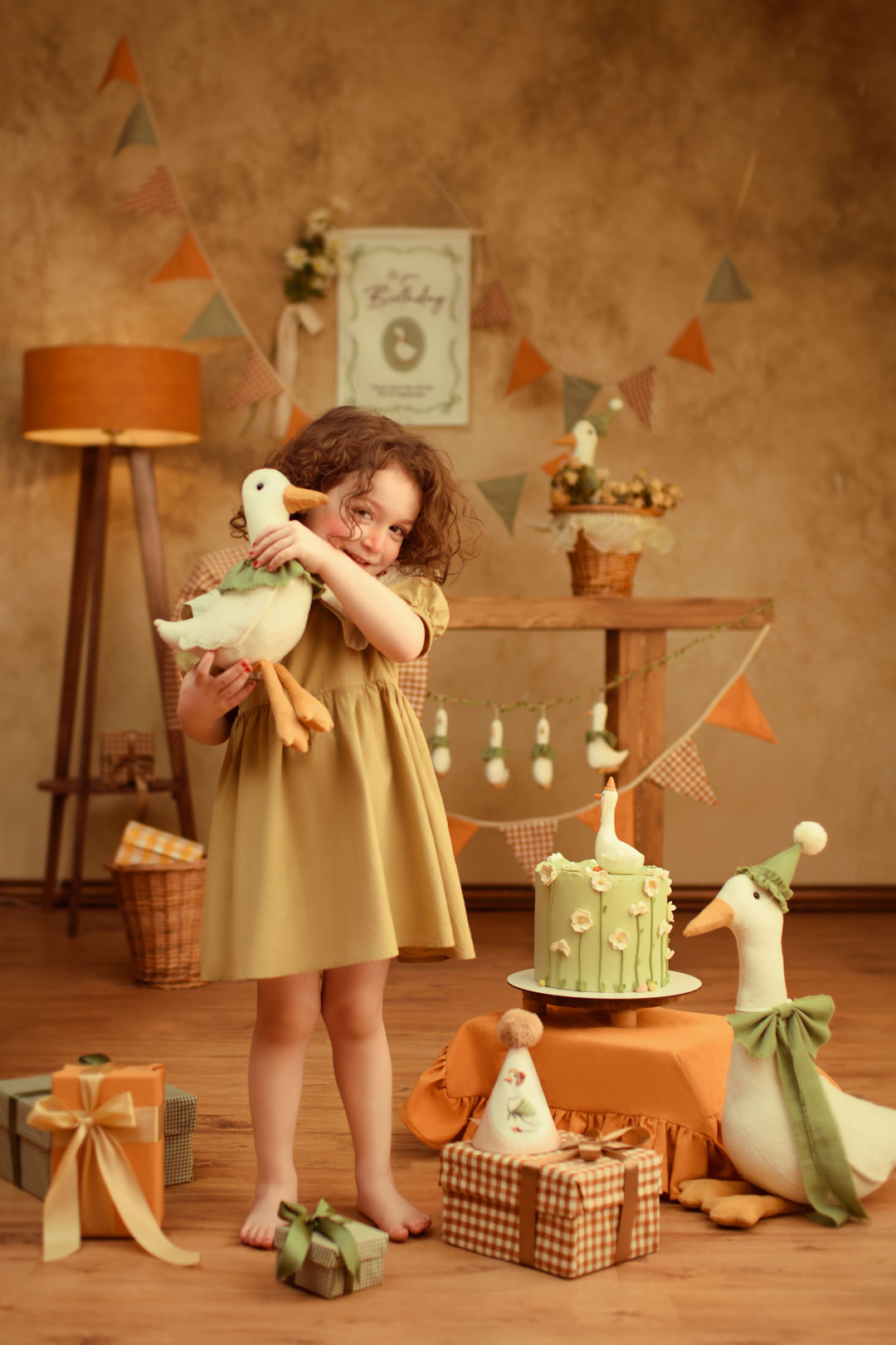 عکاسی کودک در مشهد با دکور کرمی و چیدمان ساده در آتلیه کودک نویسا