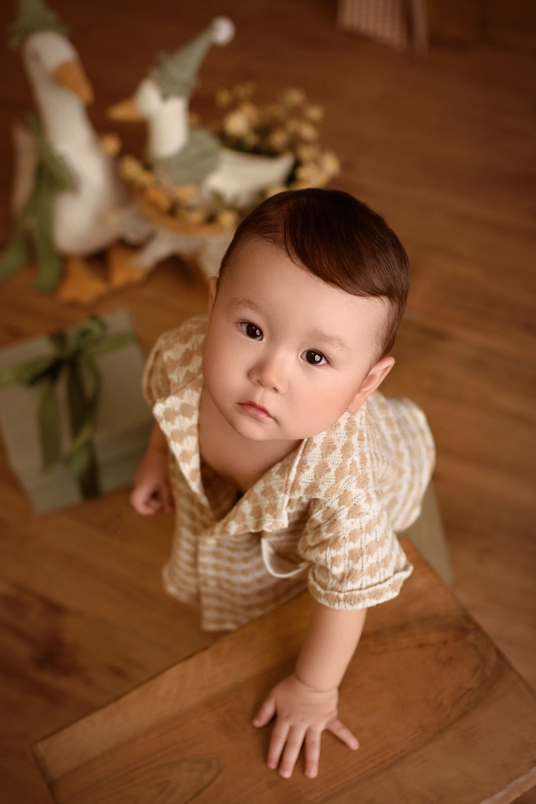 لوکیشن داخلی عکاسی کودک در آتلیه نویسا مشهد با رنگ‌های خنثی