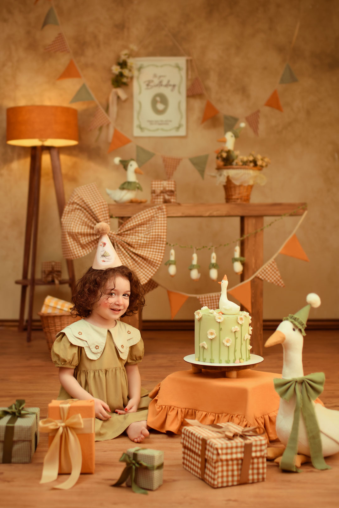 آتلیه کودک نویسا مشهد - عکاسی کودک با دکور مینیمال و نور نرم در فضای داخلی