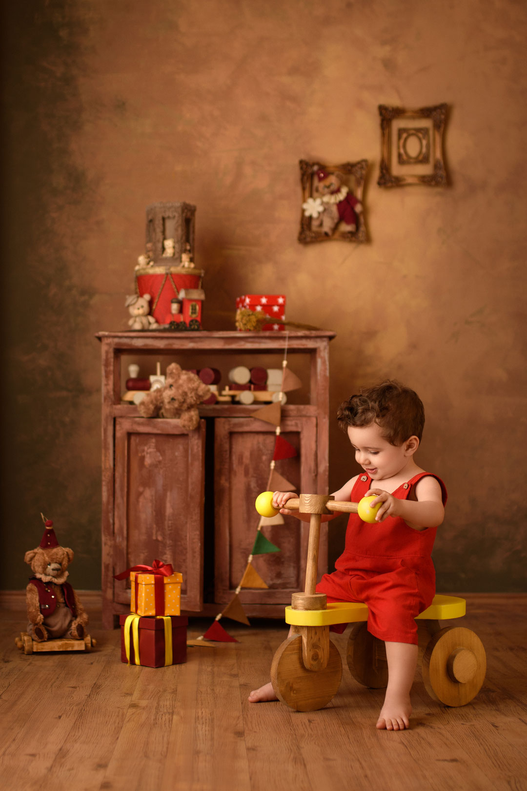 عکاسی کودک در مشهد با دکور مینیمال و رنگ‌های خنثی - آتلیه کودک نویسا