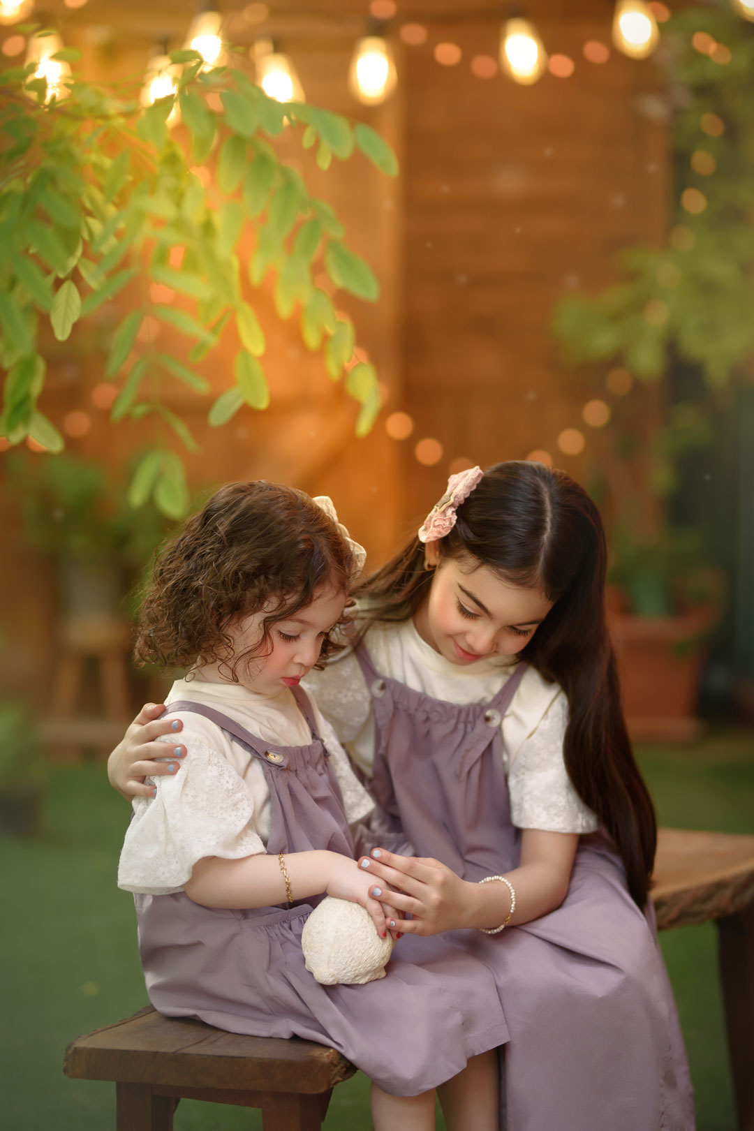 عکاسی خانواده در فضای باز مشهد با نور ملایم عصر - آتلیه کودک نویسا