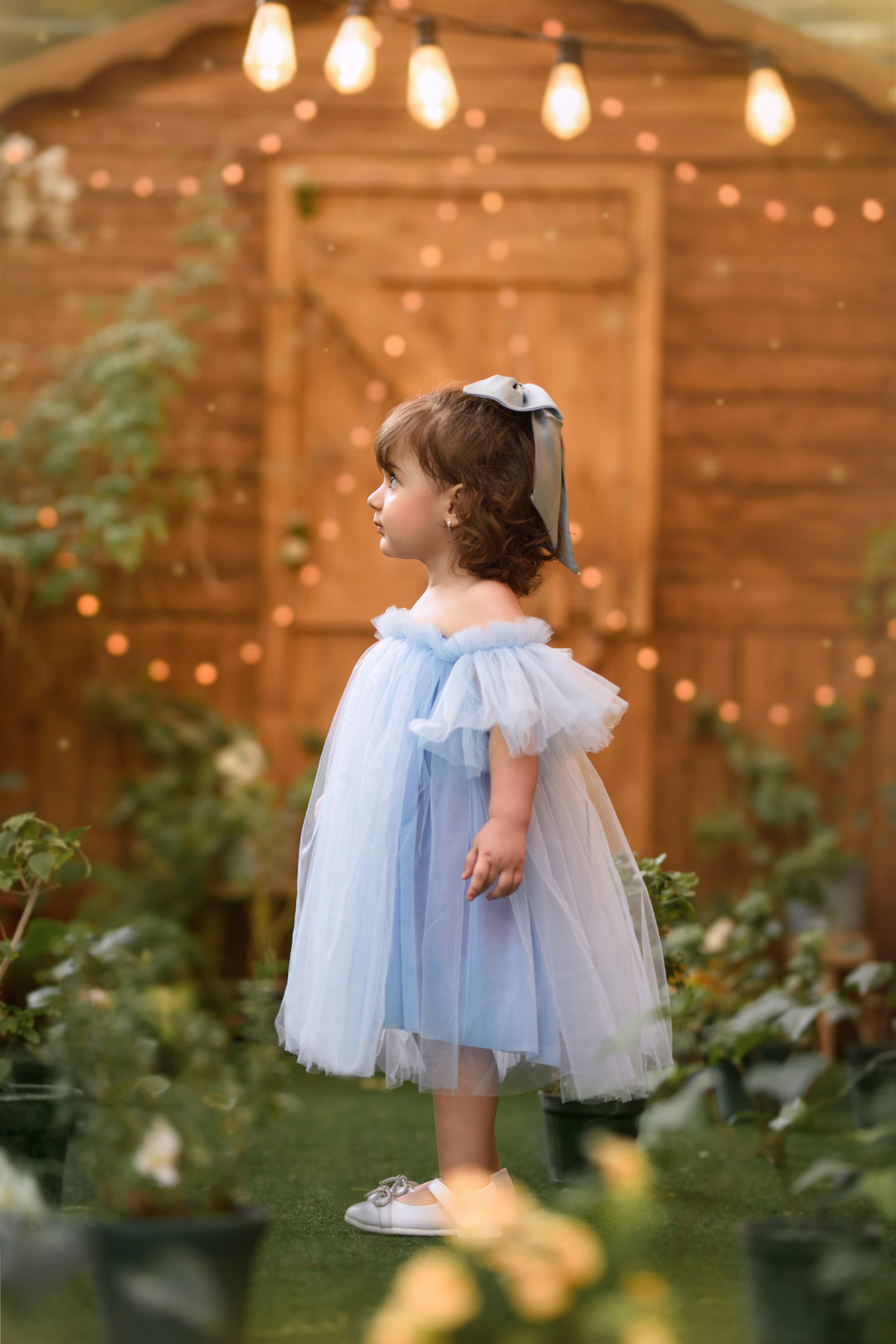 عکاسی کودک با نور طبیعی در باغ‌های مشهد - آتلیه کودک نویسا