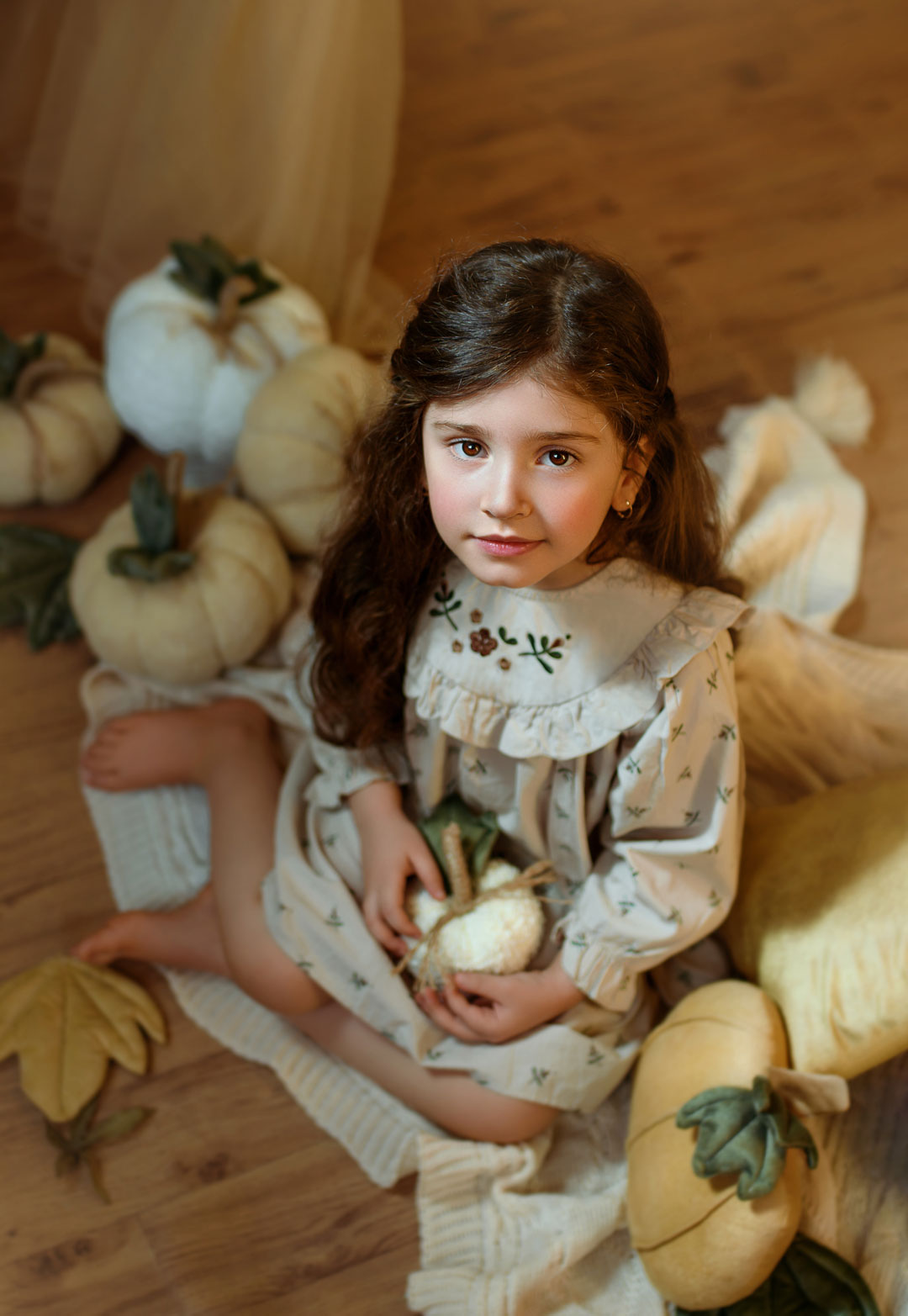 آتلیه کودک نویسا مشهد - دکور مدرن و فضای خنثی مناسب عکاسی کودک