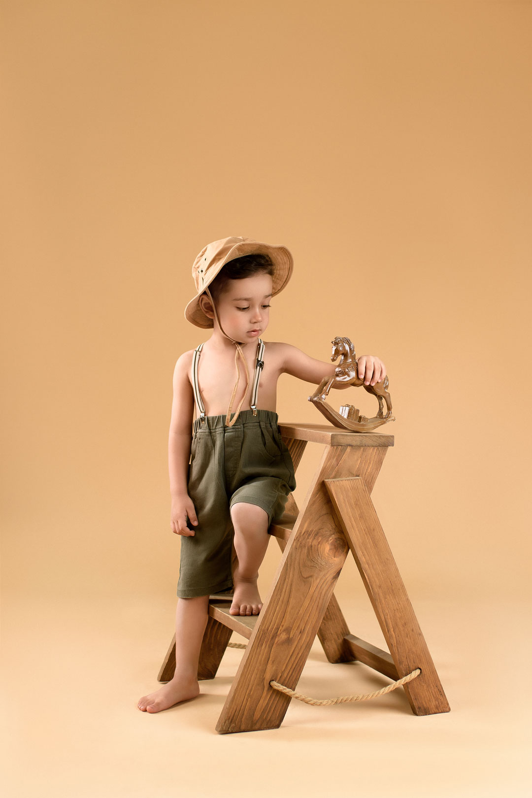 عکاسی خانوادگی مشهد با ترکیب‌بندی مینیمال در آتلیه کودک نویسا