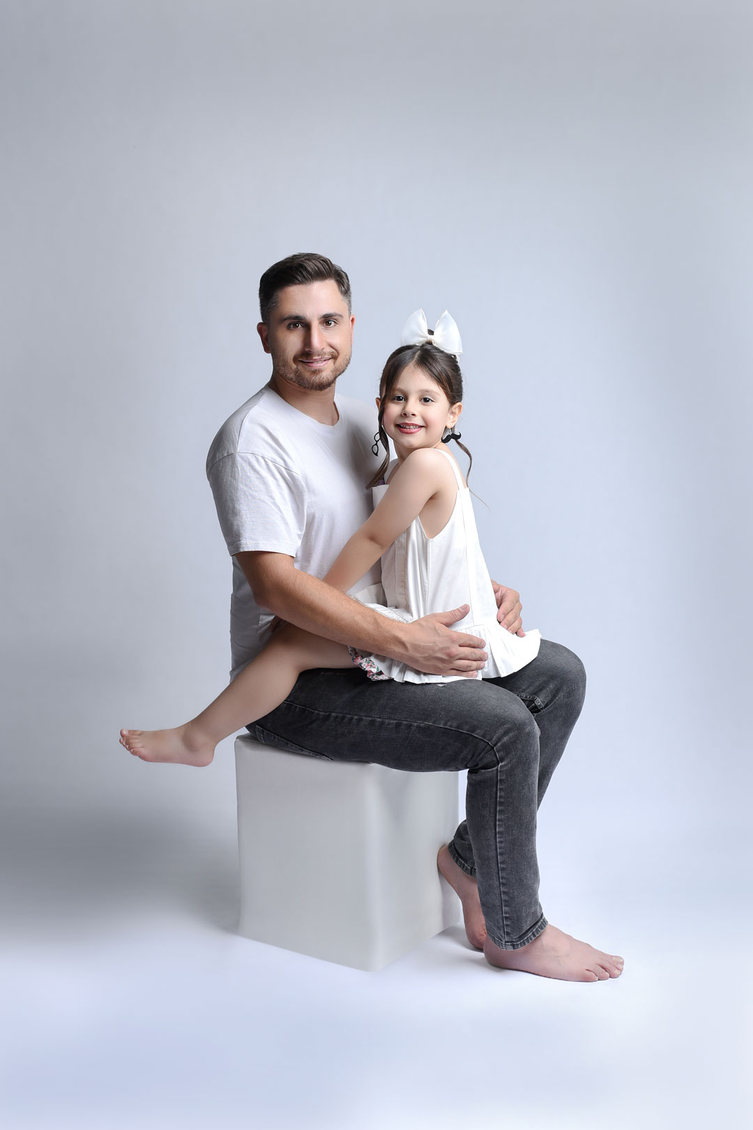 عکاسی خانواده در فضای مینیمال آتلیه کودک نویسا مشهد