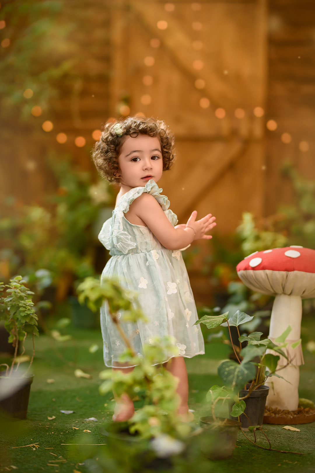 عکاسی کودک در مشهد با نور پس‌زمینه طبیعی - فضای باز نویسا